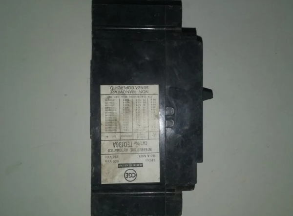 DISJUNTOR TRIPOLAR CAIXA MOLDADA GE 160A 250/600V - Imagem 2