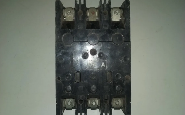 DISJUNTOR TRIPOLAR CAIXA MOLDADA GE 160A 250/600V - Imagem 3