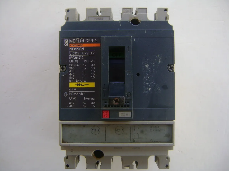 DISJUNTOR TERMOMAGNÉTICO MERLIN GERIN 200 A