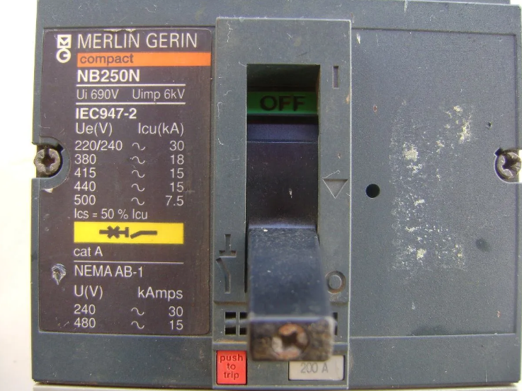 DISJUNTOR TERMOMAGNÉTICO MERLIN GERIN 200 A - Imagem 2