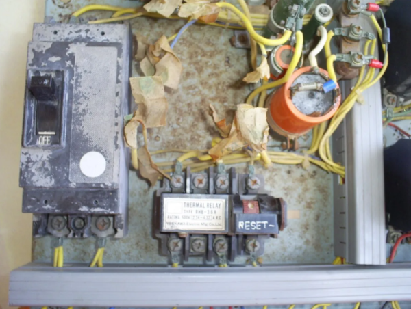 INVERSOR DE FREQUÊNCIA ANTIGO YASKAWA ANO 75 - Imagem 3